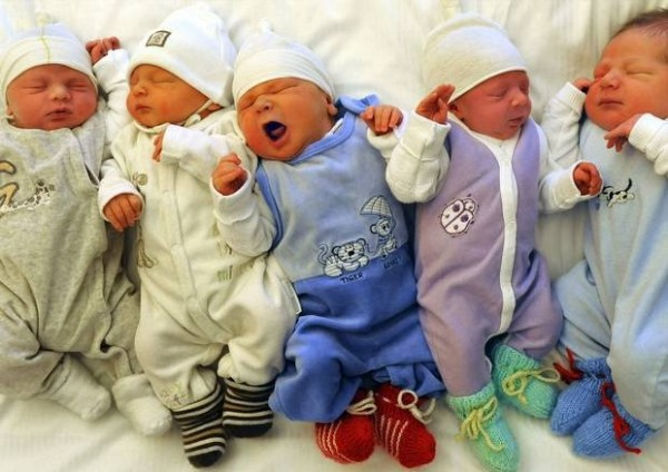 новорожденные близнецы