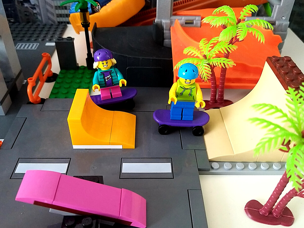 Степан и Алекс на скейт-площадке, для иллюстрации использован конструктор LEGO Скейт-парк арт 60290 из личной коллекции