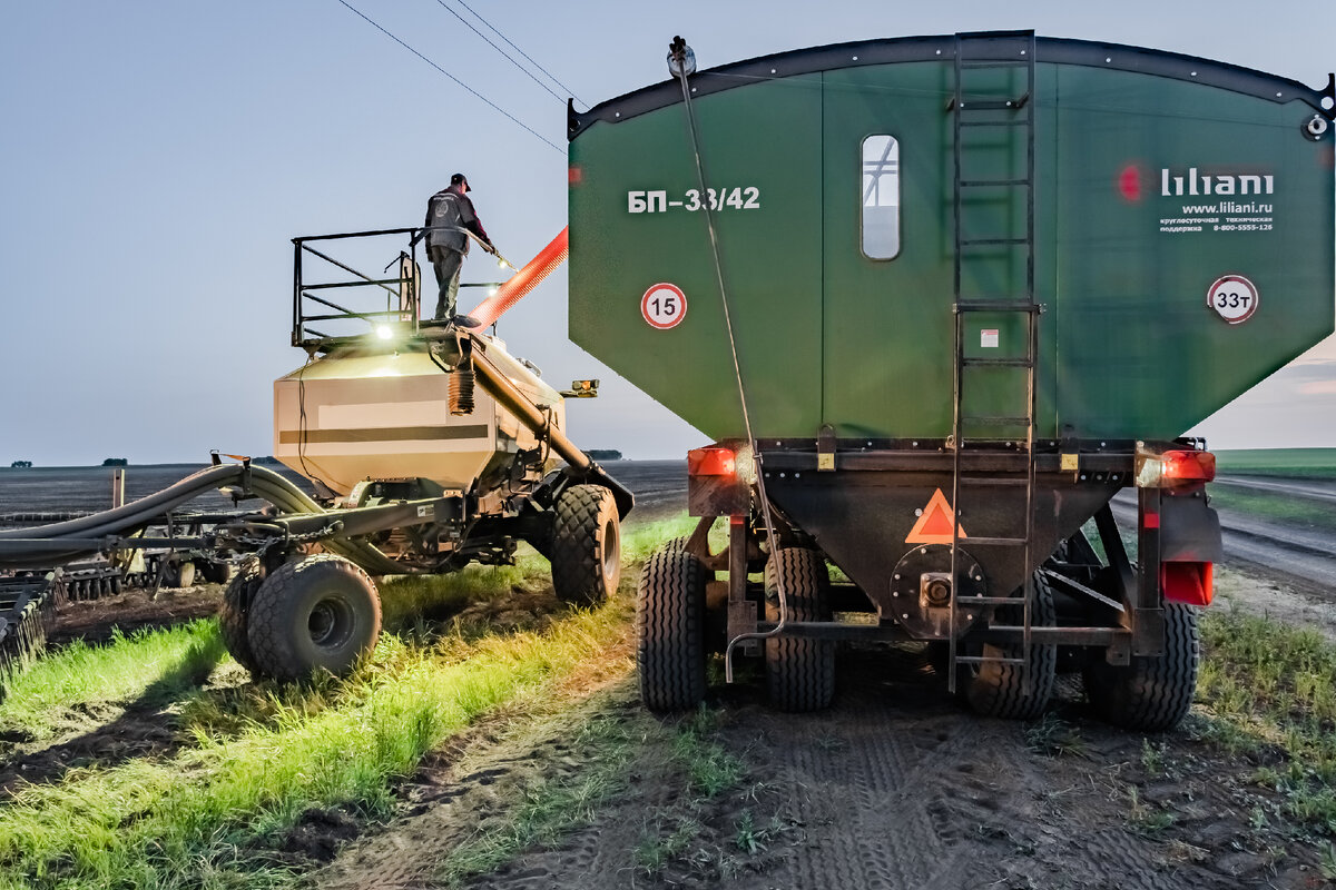 Сейчас с бункером на загрузку комплекса уходит от 4 до 9 минут, это так же зависит от посевного материала. 