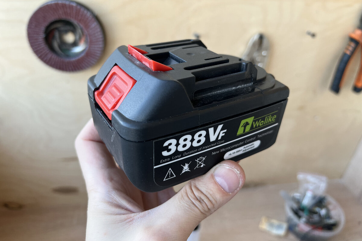 Аккумулятор на 18 вольт.