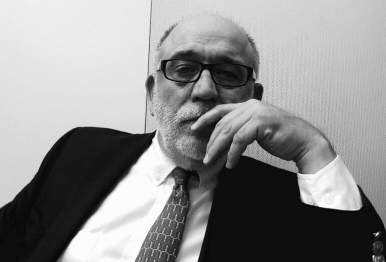 На снимке сам мистер Локассио