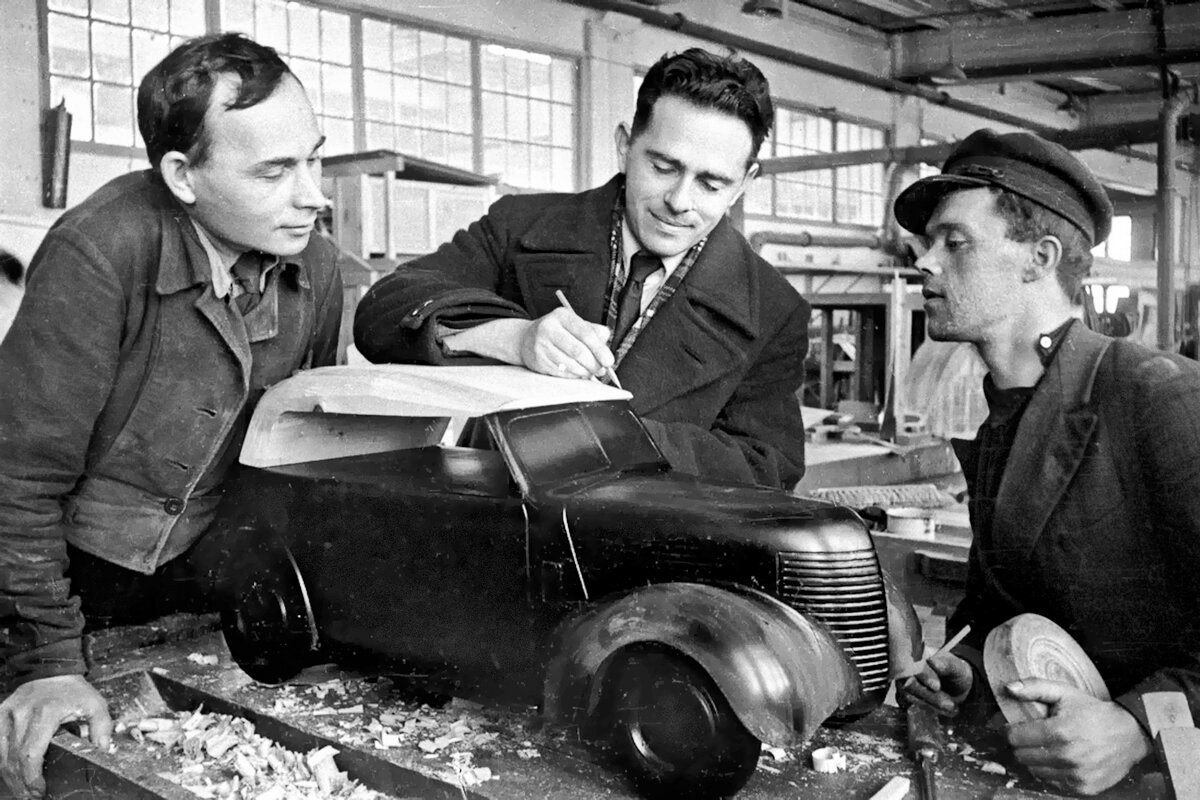 Макет КИМ-10 и В.Я.Бродский (в центре)