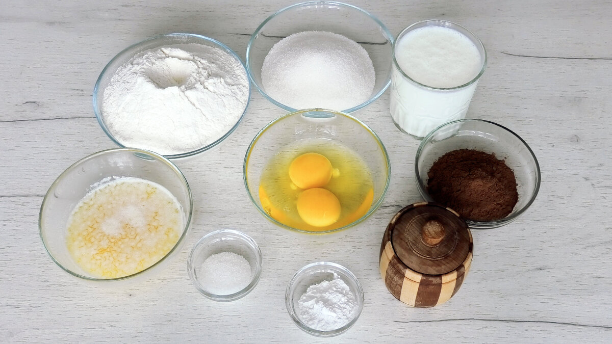 Едим стаканами. Наливает сок. Цветы в стакане. Едим стаканами. Ест лапшу.