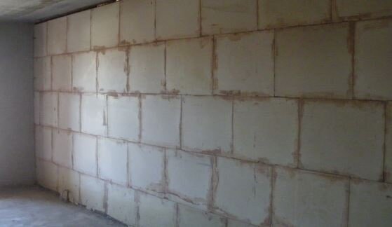 перегородка из ПГП. Верх - без  примыкания, щели по всей длине