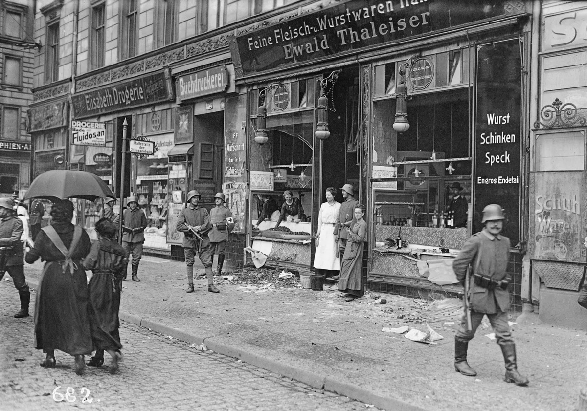 Германия после первой мировой войны была погружена в кризис.
