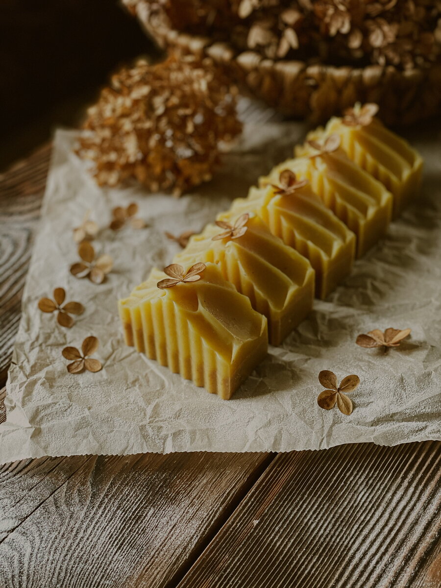 Мыло с нуля с кокосовым, оливковым, пальмовым маслом, маслом ши и специями. 