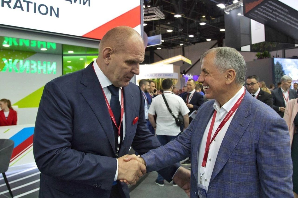 В. Константинов и знаменитый спорт-смен, государственный и политический деятель, Герой России А. Карелин