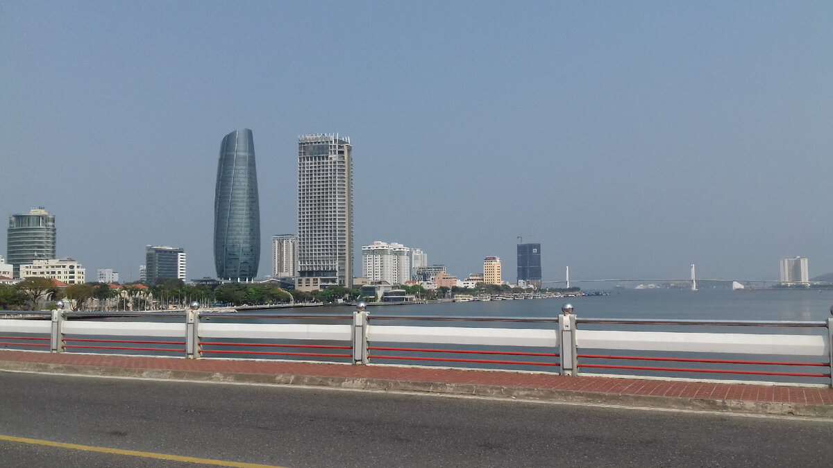 Высотки и небоскребы Дананга, листайте.