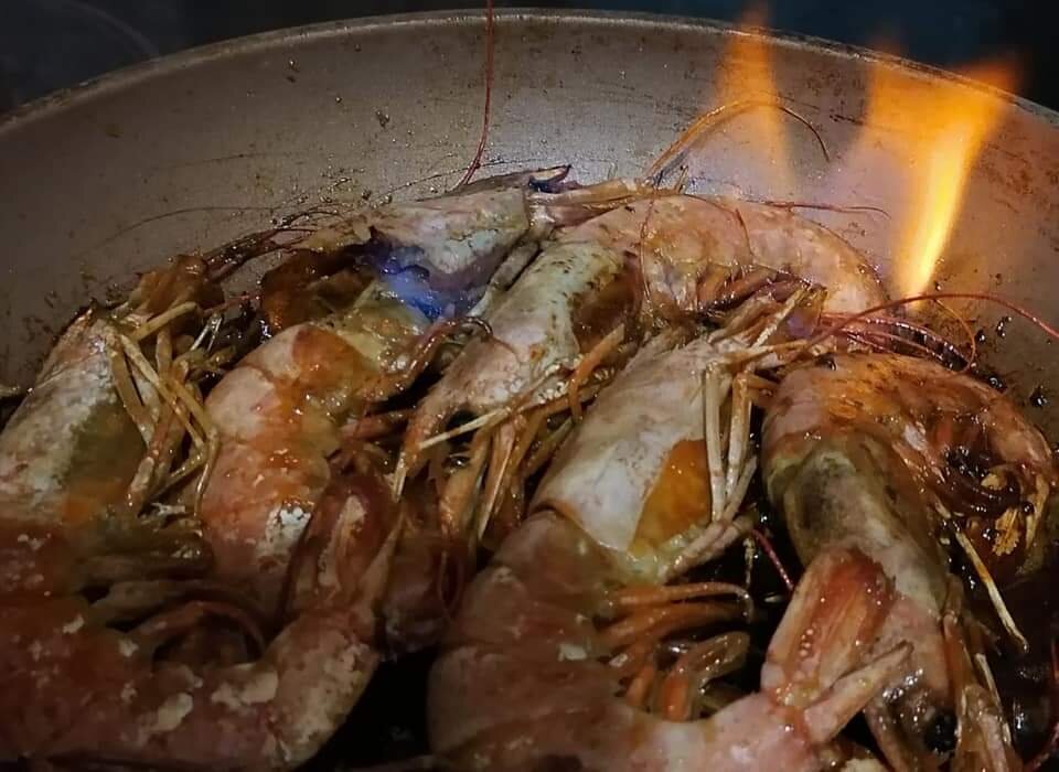 Гамбасы на сковороде в конце процесса фламбирования. Фото автора