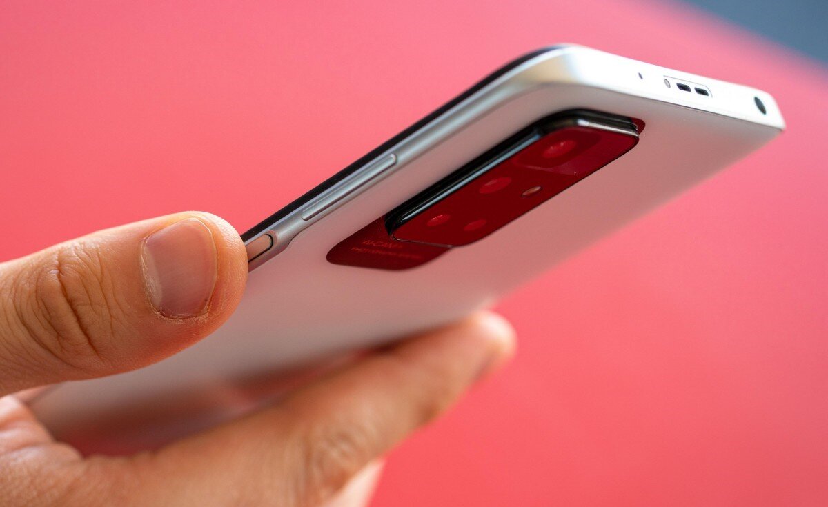 Модуль камер выпирает, набирать текст или выполнять другие действия на телефоне, лежащем на плоской поверхности, неудобно. Фото: gsmarena.com