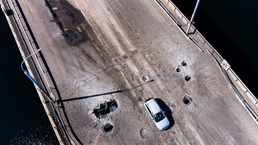 Следы ударов ВСУ по Антоновскому мосту, фото: ТАСС/Сергей Бобылев