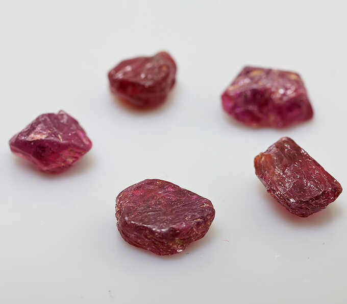 Настоящие, природные рубины до огранки.