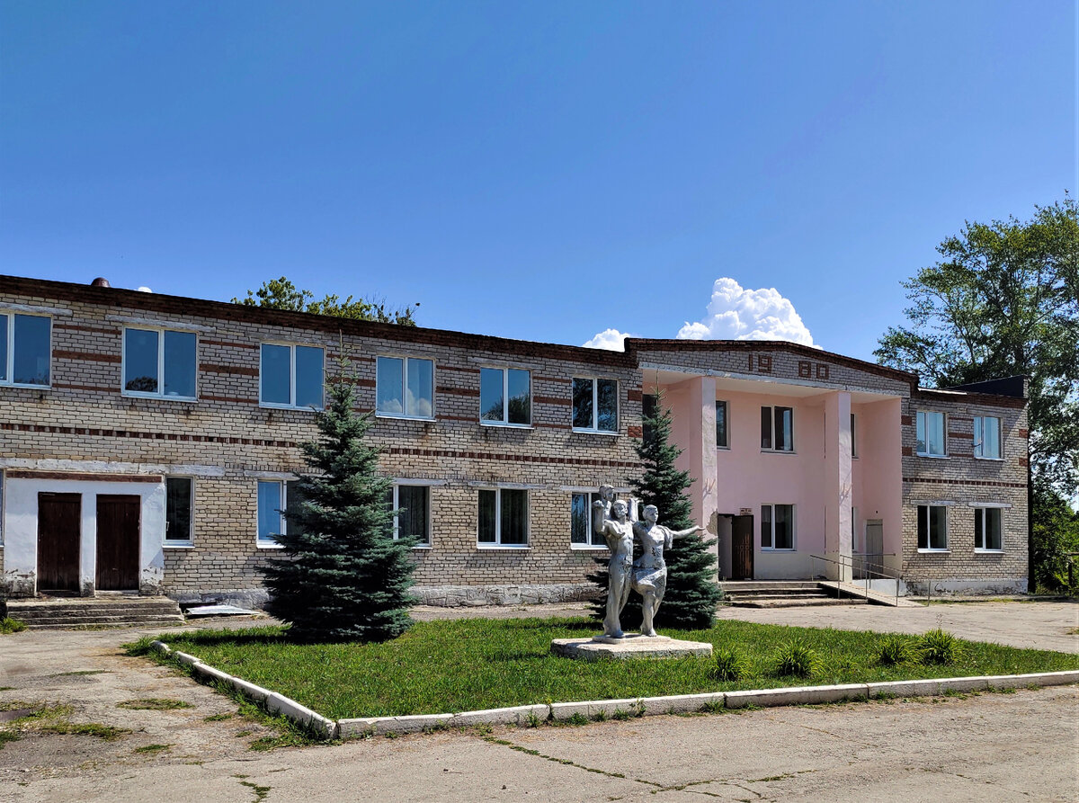 Ставропольская районная больница, расположенная в Хрящевки, наследие СССР. Прямо за ней и находится замок Гарибальди