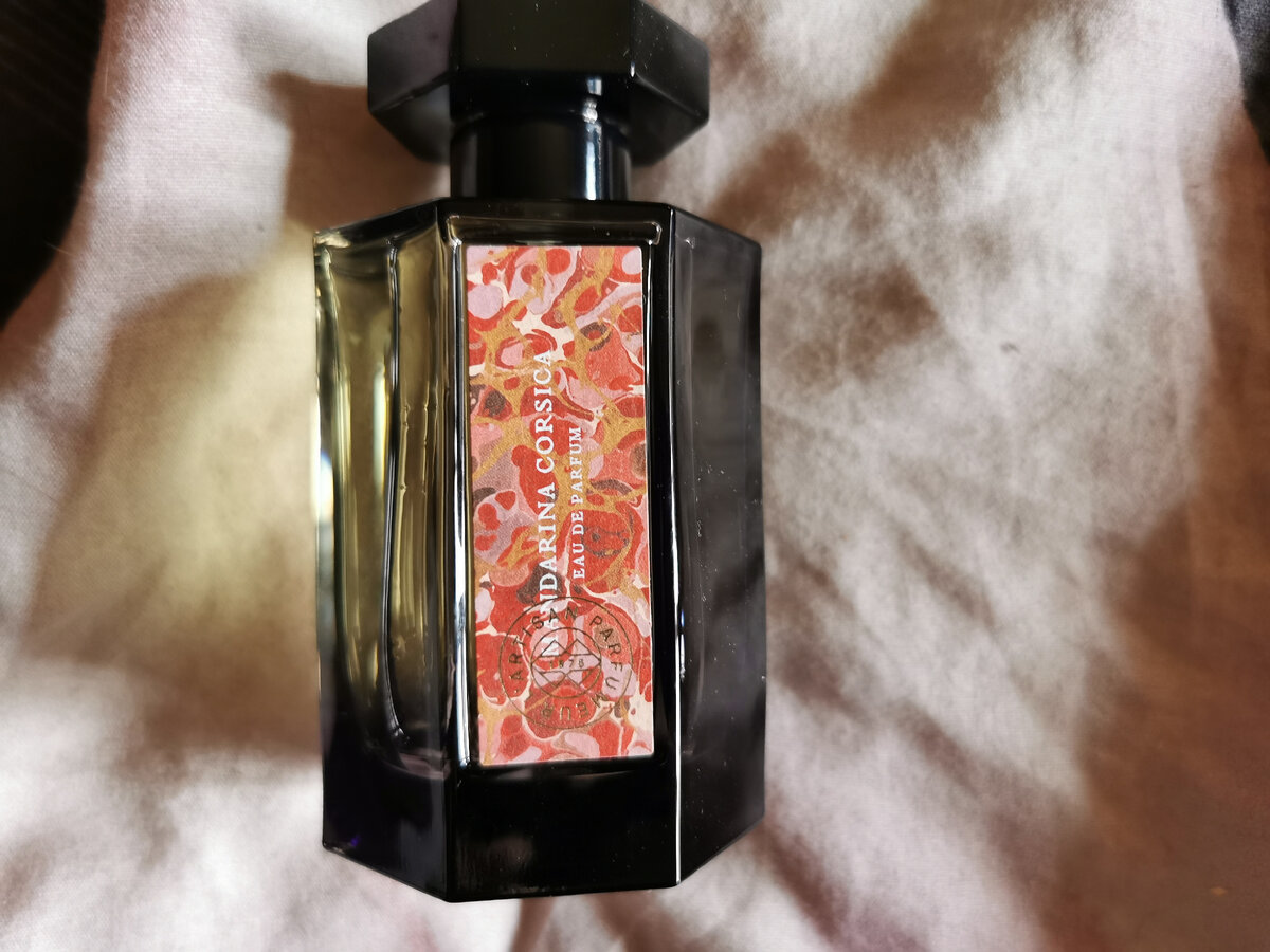 Ноты: мандарин, горький апельсин, бессмертник, мальтол, цветок апельсина, гедион, жасмин, карамель, бобы тонка, ваниль, корица, сандал.