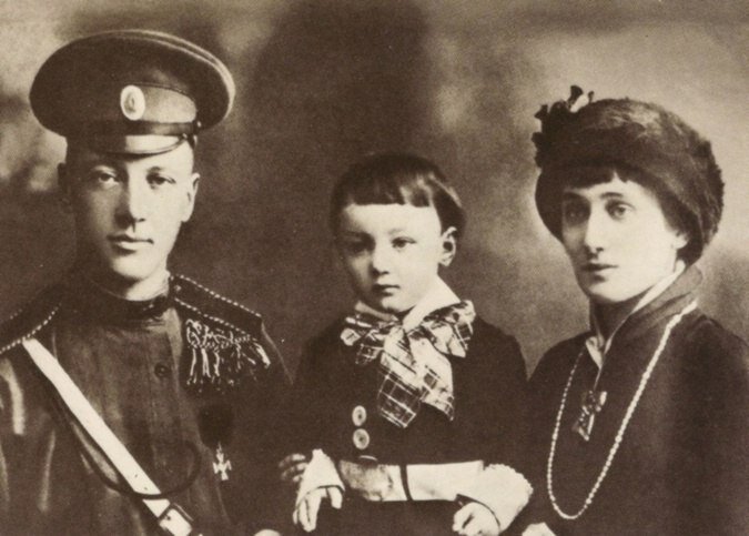  Анна со своим первым мужем, Николаем Гумилевым и сыном Львом