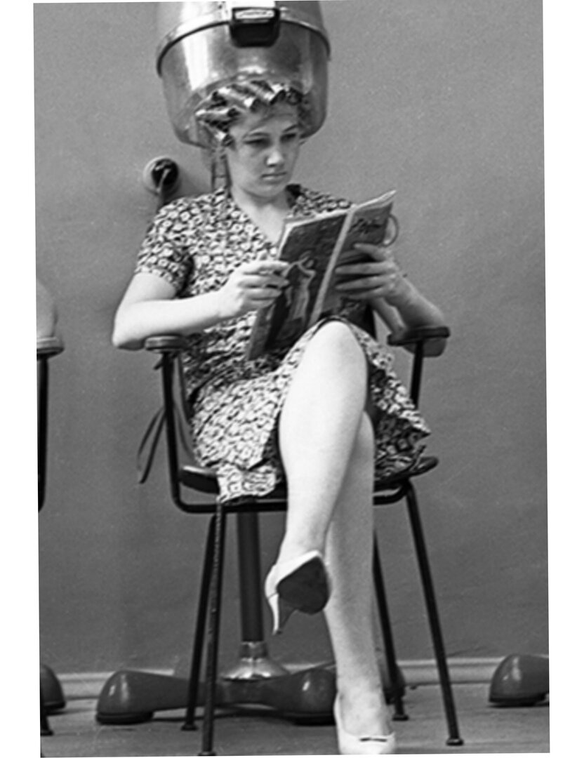 Советская женщина в салоне красоты