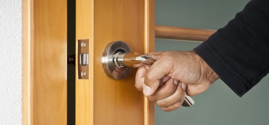 Скрипит дверь