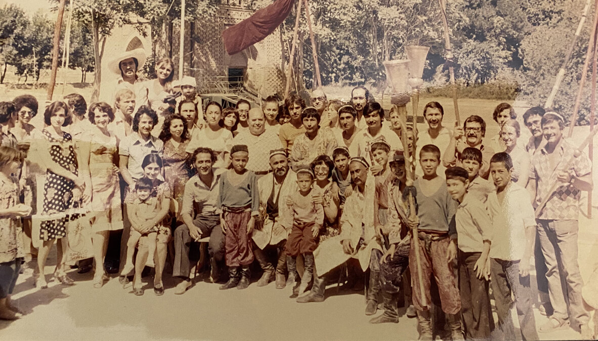 Встреча артистов мюзик-холла с уличными артистами-канатоходцами возможно вдохновила Фаруха Закирова на создание хита «Канатоходцы». Крайняя слева - Наталья Нурмухамедова, правее - хореографичкская группа, в последнем ряду в широкополой шляпе - солист Эльер Ибрагимов, В центре рядом с мальчиком в красных шароварах сидит Батыр Закиров, Справа, через три человека в очках сидит Луиза Закирова. Плотный мужчина в центре - конферансье Владимир Лапин.  