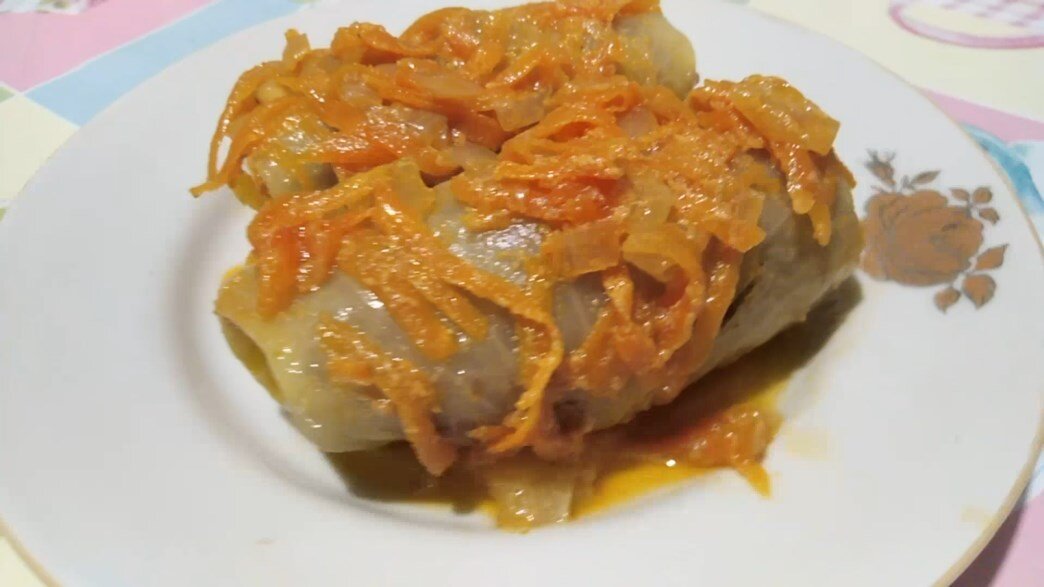 Голубцы, запечённые в духовке со сметанно-томатным соусом - Лайфхакер