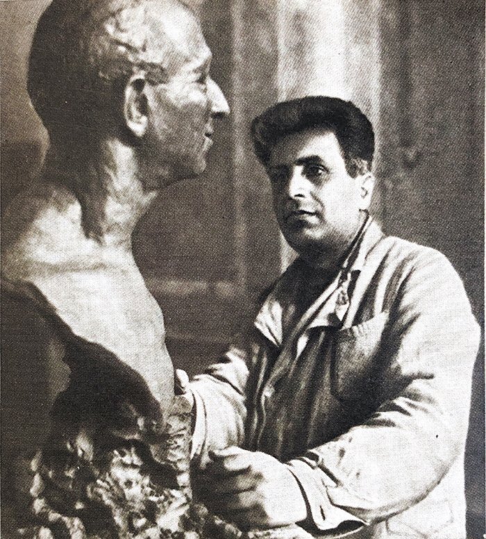 Ваагн Мартиросович Терзибашян и скульптура «Портрет фотографа»  Фото: Каталог выставки произведений В.М.Терзибашяна, Москва, 1980