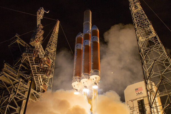 Запуск Parker Solar Probe ракетой-носителем Delta IV Heavy с мыса Канаверал 12 августа 2018 года. Фото © Wikipedia