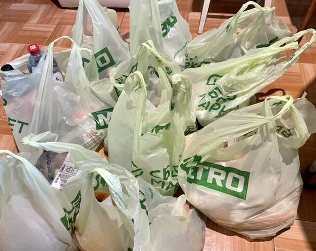 Такое количество пакетов за один раз точно не унести