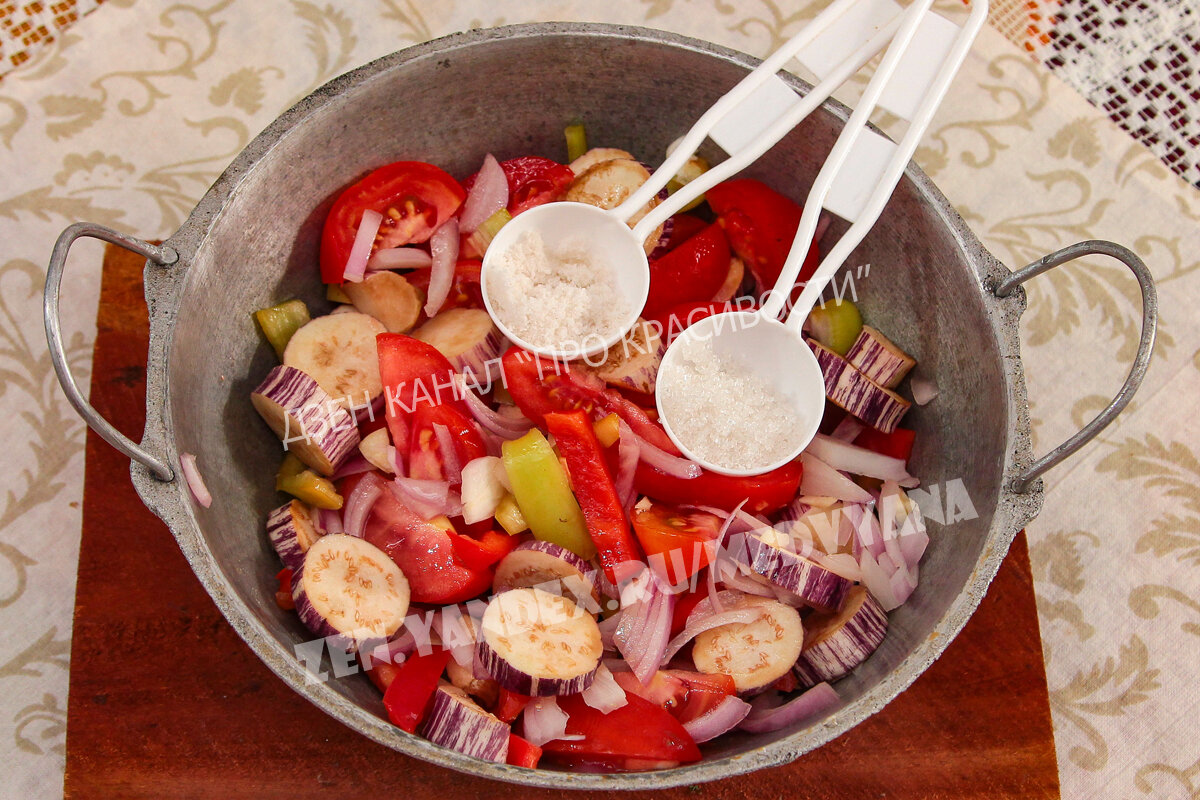 Салат из баклажанов на зиму - рецепты с фото