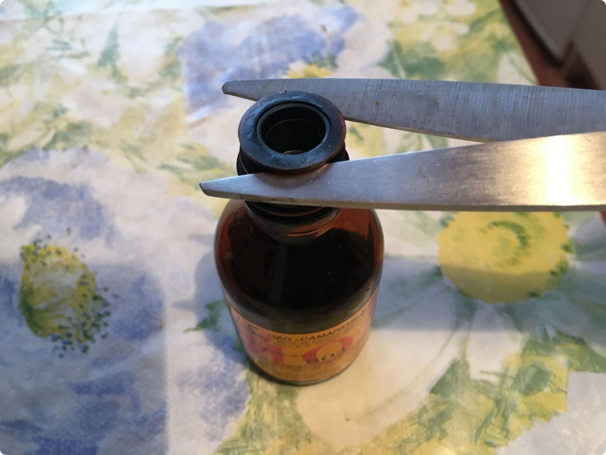 Попытка открыть ножницами. Фото автора.