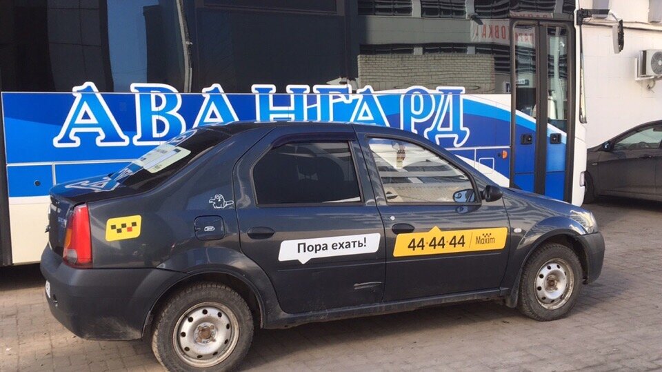 Вторая вмятина была по моей вине (не оценила габариты металлической оградки во дворе при развороте)