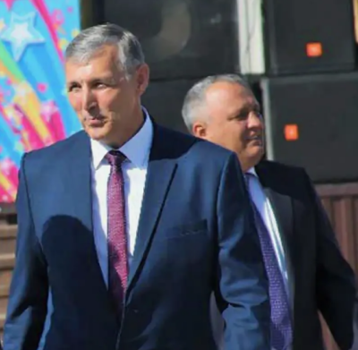 На переднем плане глава Пугачевского района М. Садчиков