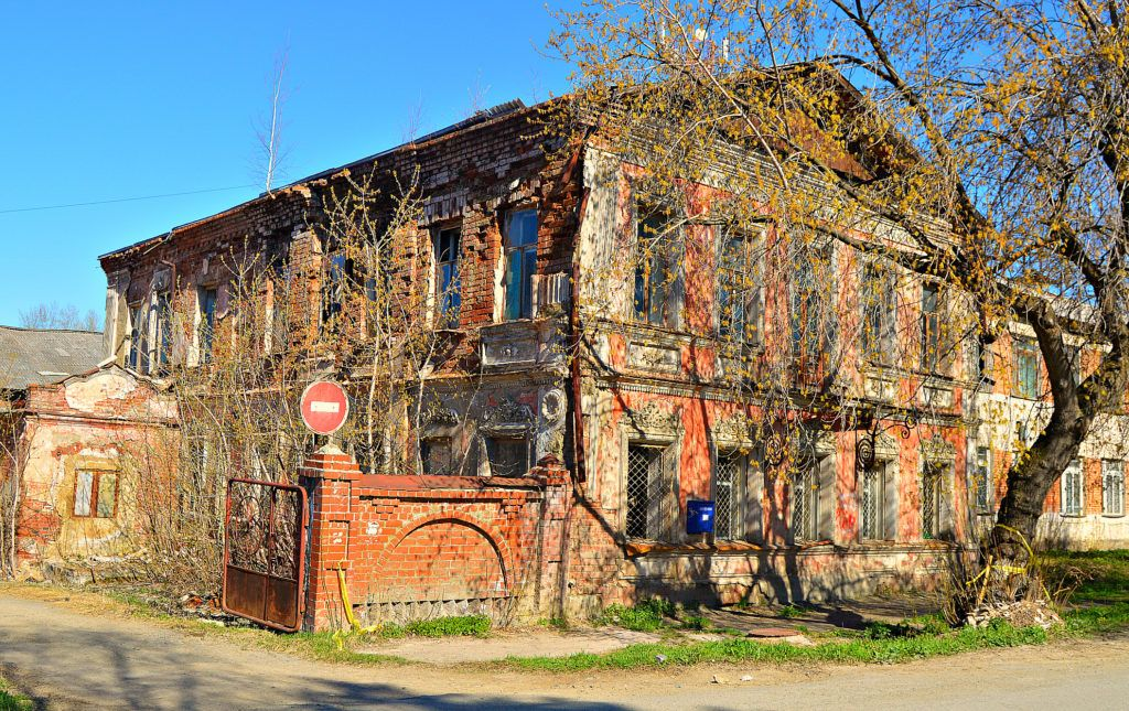 разрушенный особняк в центре города