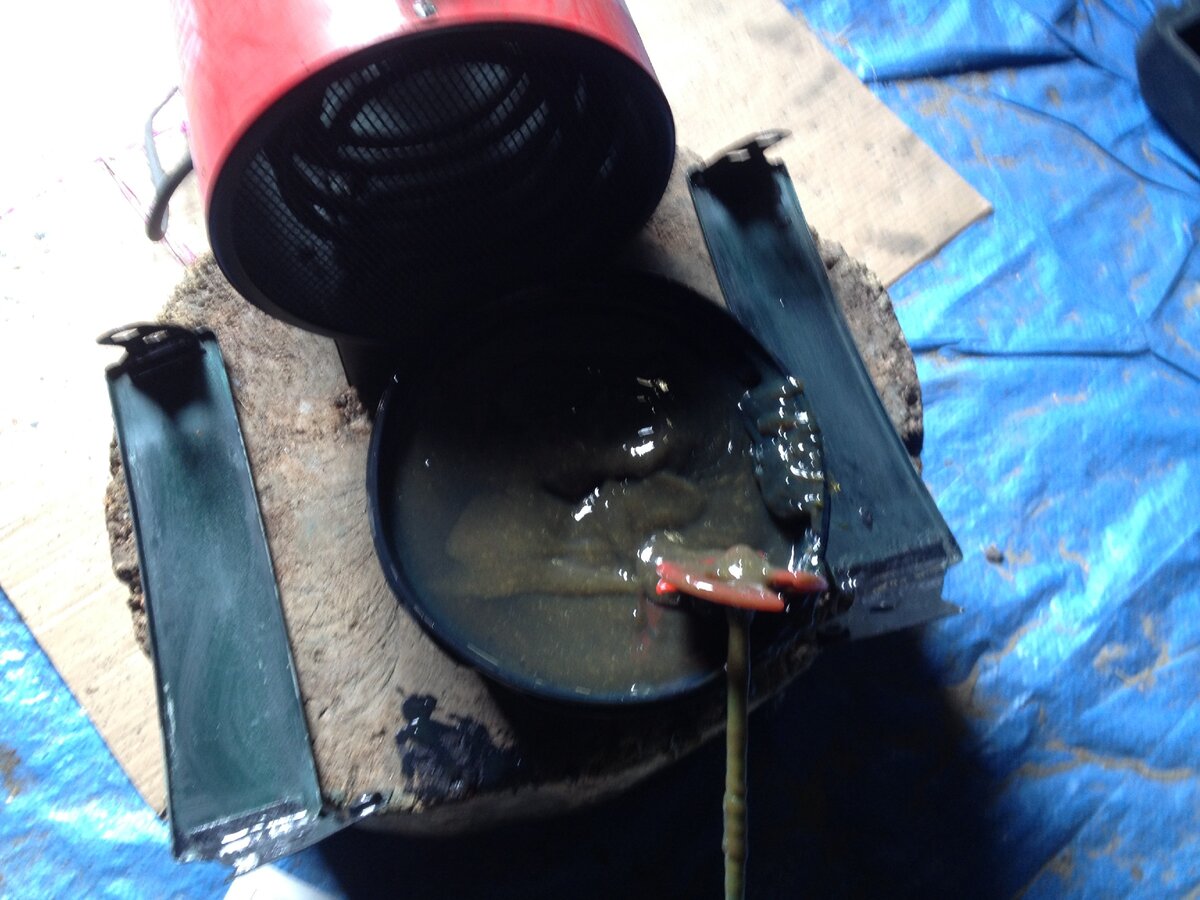 Подготовил смесь пушсала и растстоп (для днища), т.к. гравийный пистолет все время забивался,  добавил остатки трансмиссионного масла.