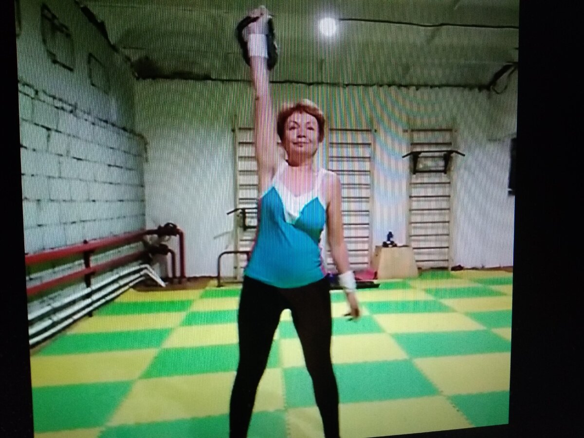 Моя жена на тренировке. Занятия с гирями дают здоровье, молодость, красоту и стройность женщинам, силу и выносливость мужчинам.