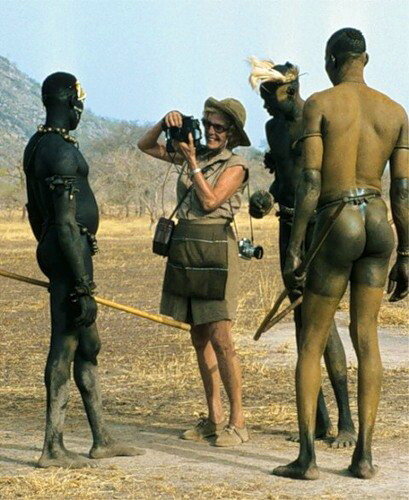 Лени Рифеншталь за фото съёмкой для альбома: Нубийцы — люди, будто пришедшие с другой звезды — Die Nuba (1973)