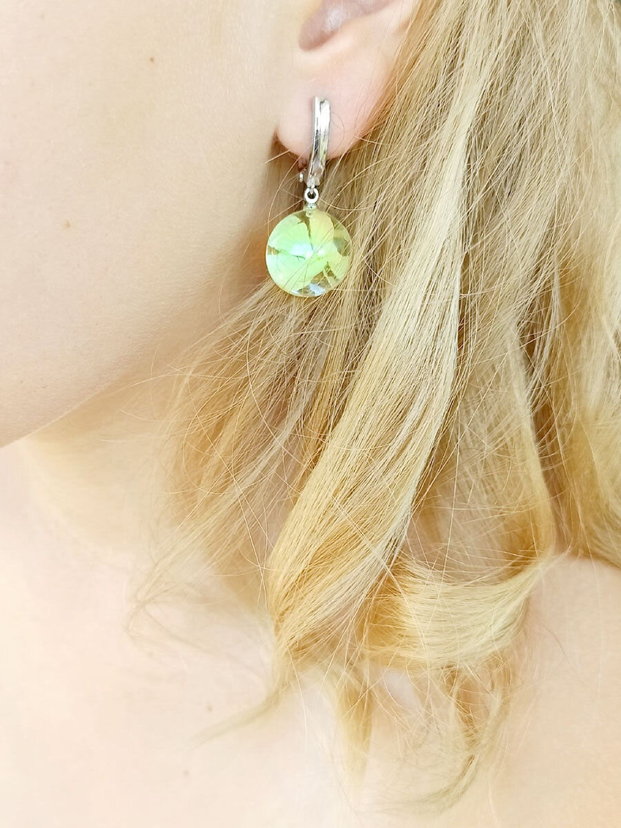 Серьги с гортензией светло-зелёного оттенка