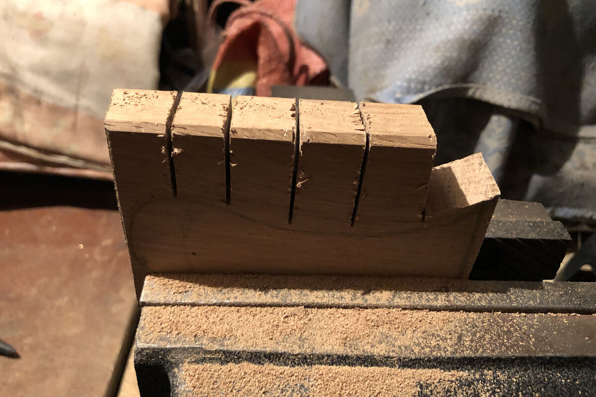 Сделал ножовкой пропилы до контура.