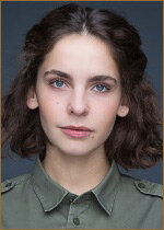 Одевается скромно, мини-юбки не носит. Предпочитает однотонную одежду — брюки-клёш, рубашки, блузки. В общем, скромная девушка, что не может не радовать. :).