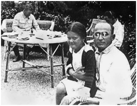 Два заклятых врага Троцкого : Сталин (справа), Берия (с дочерью Сталина)