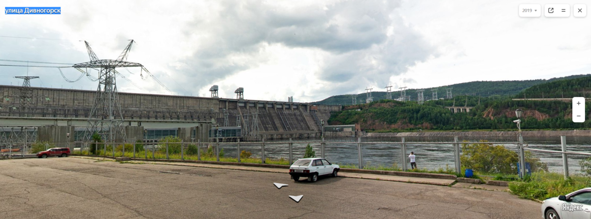 Небольшой бонус - Красноярская ГЭС, которая совсем рядом с этими соснами. Яндекс Панорамы.