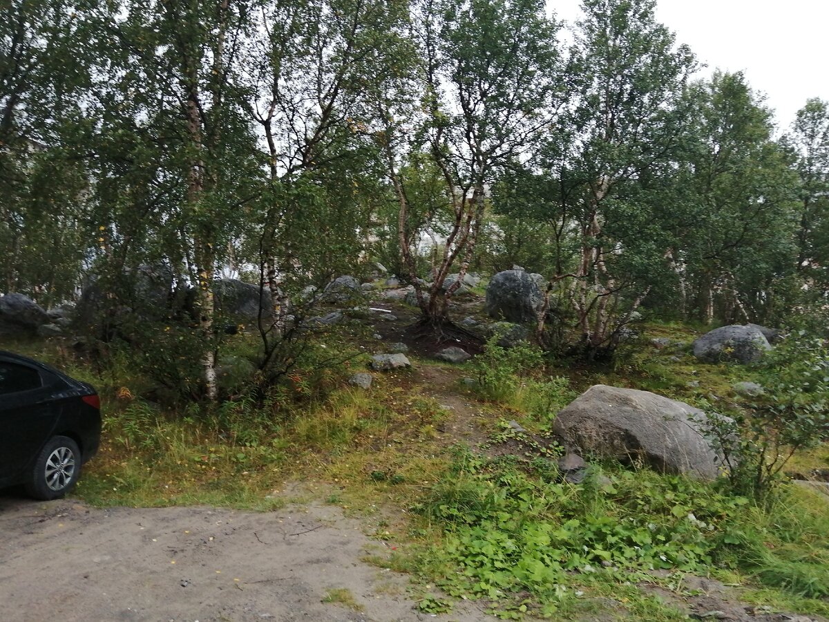 Всюду по поселку разбросаны вот такие валуны