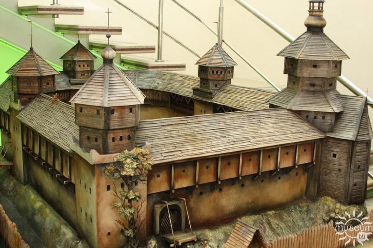 Геделон бургундия. Деревянная крепость. Первые деревянные замки. Деревянная крепость кермяни татарстан. Речицкий замок реконструкция.