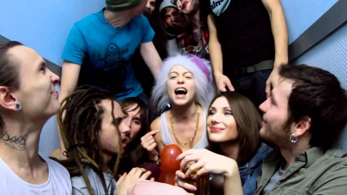 Кадр из клипа "Зачем ты под черного легла?" от Alai Oli. Режиссер видео стала Алина Пязок, которая сейчас является главным видеомейкером группы Little Big.