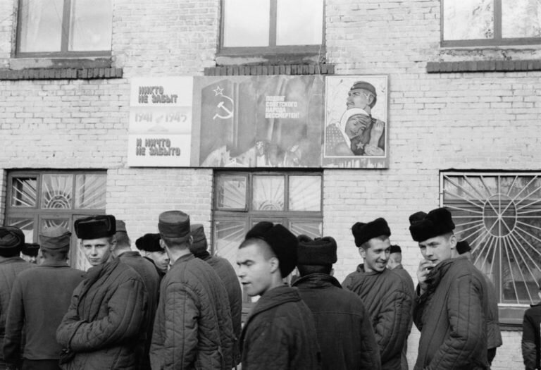 Заключенные в СССР. Картинка взята из источника: https://centro-pol.ru/wp-content/uploads/2019/02/3-768x525.jpg.