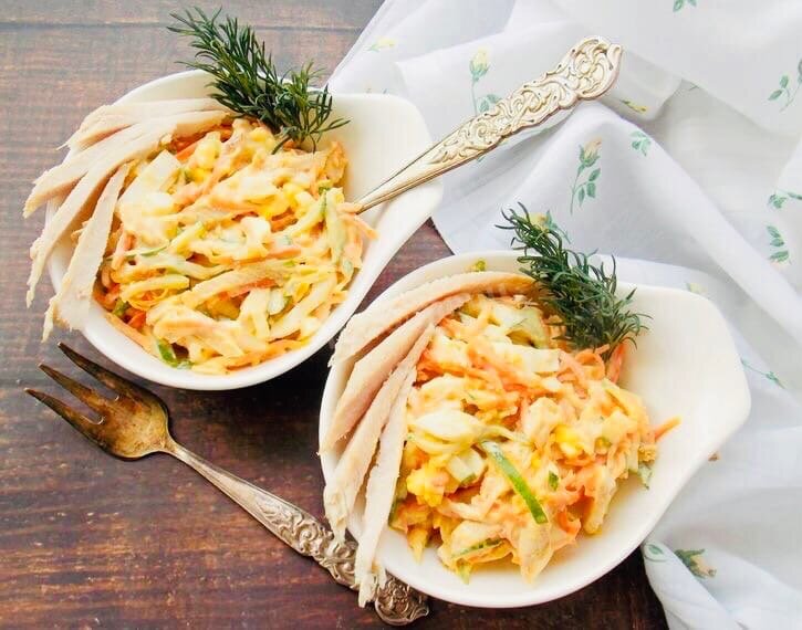 фото взято из Pinterest

ингредиенты: 
-половина куриной грудки
-помидорки черри 200 грамм
-перец болгарский
-корейская морковь
-сыр
-зелёный лук
-майонез

куриную грудку варим, охлаждаем и разбираем руками на полоски(не режем), помидорки черри достаточно разрезать на две части, перец режем тонкой соломкой(если перец крупный, то 1 перчину, если небольшой, то 2),сыр трём на средней тёрке, все ингредиенты берём на глаз в равных количествах! Всё что нарезали смешиваем в салатнике, добавляем морковь, предварительно слив сок от моркови(он не нужен).Перемешиваем, добавляем нарезанный зелёный лук, солим и заправляем майонезом!
 И вуаля, мега-салат готов,  угощайте домашних и поверьте это бомба!!!!Ждите комплименты о том, какая вы прекрасная хозяюшка)Если вам понравилась ознакомительная статья, то подписывайтесь! Впереди Вас ждёт масса интересного)))До новых встреч!