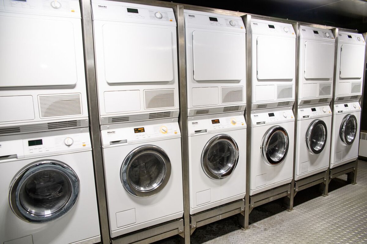 Стиральный и сушильные машины. Фото Andrey Rusov.