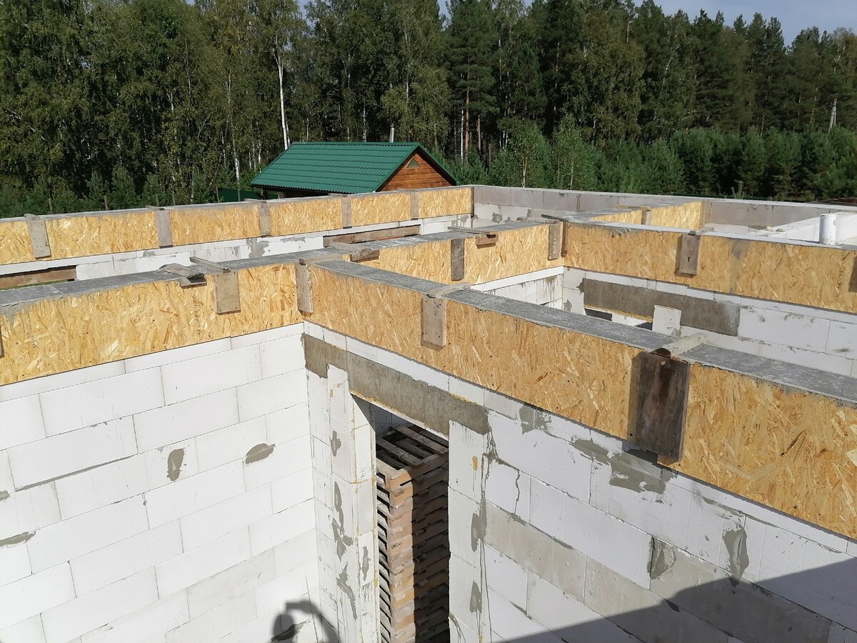 Заливка армопояса по газобетону бетононасосом