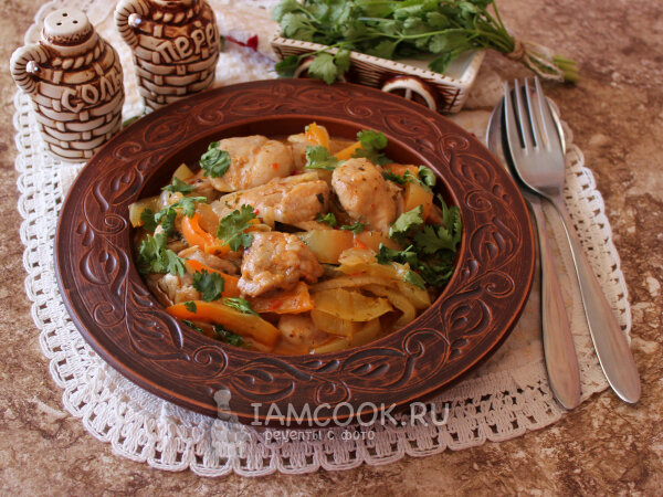 Ингредиенты Куриное мясо – 400 г

Лук – 150 г

Перец болгарский – 2 шт.

Кинза (сухая) – до 1 ч.л.

Чеснок – 2 зубчика

Аджика (сухая) – около 1 ч.л.

Вино белое сухое – 100 мл

Растительное масло – 80 мл

Соль – по вкусу

Кинза (свежая) – для подачи