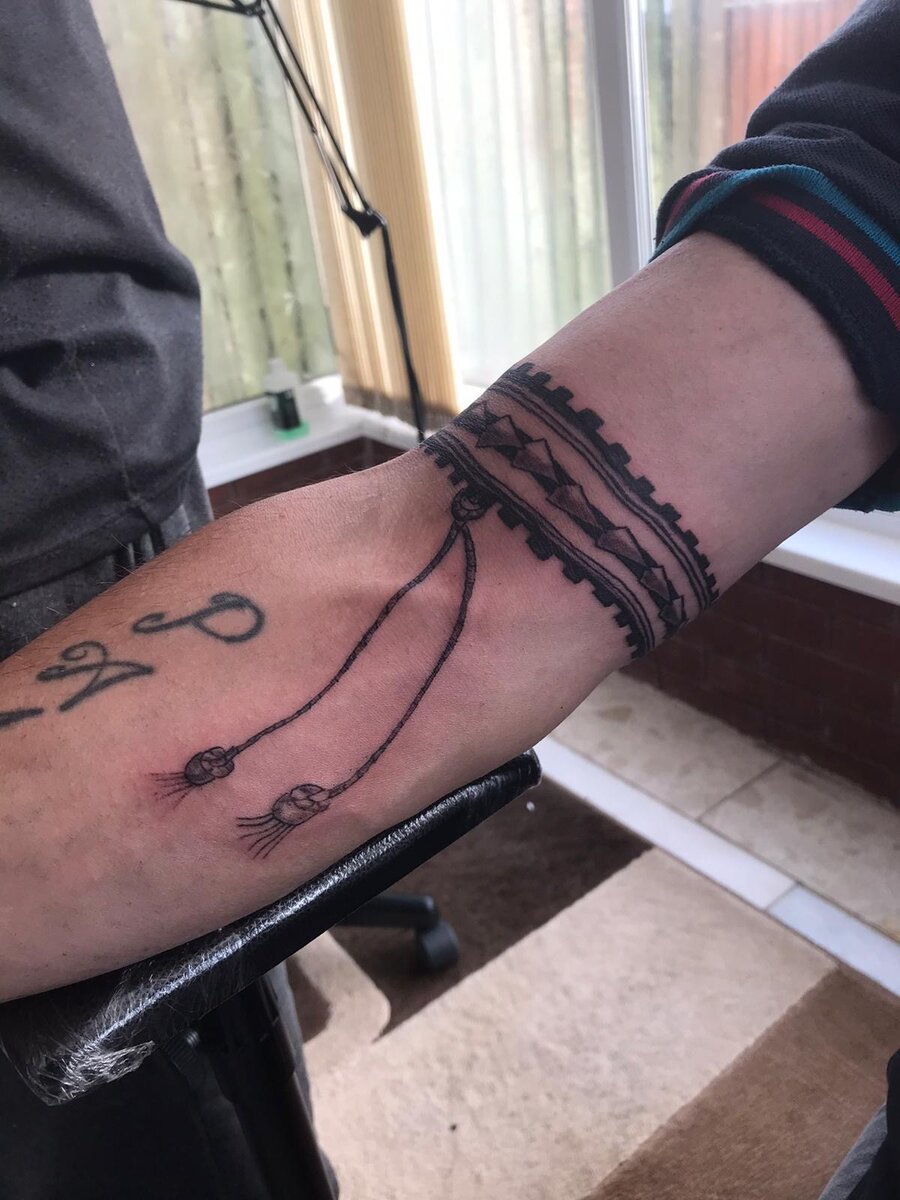  Ему за 50 лет и он продолжает набивать тату.