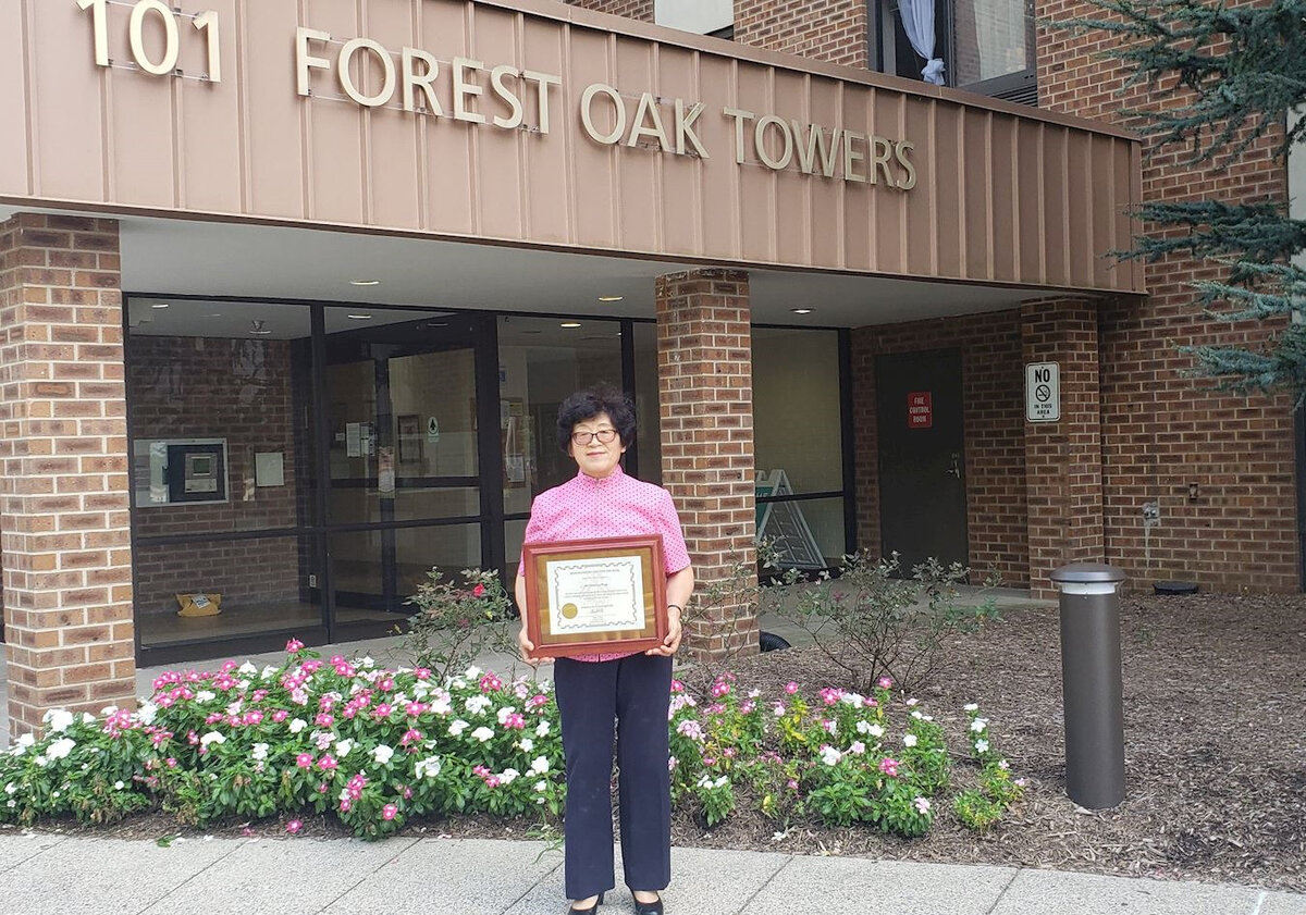 Председатель совета округа Монтгомери Сидни Кац подписал грамоту о признании заслуг, поблагодарив Ван за вклад в жизнь китайской общины