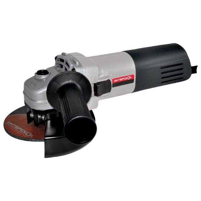 Как выбрать болгарку для дома и работы

УШМ (углошлифовальная машина) - «болгарка»универсальный инструмент для работы с металлом. Чаще всего, отрезать, зачистить, отполировать металл невозможно голыми руками. В этих случаях необходима «болгарка».


Применения и назначение УШМ
Болгарку используют для резки и зачистки: металла, бетона, камня, и многих других материалов. УШМ можно резать металл, в отличие от сварки, после нее не остается следа. Дерево болгаркой резать опасно, а вот шлифовать очень даже хорошо. Прозвище «БОЛГАРКА» УШМ народ дал из-за того, что первый инструмент был сделан в Болгарии еще в 1970-х, в СССР.

Диаметр диска
Выбирая инструмент УШМ, необходимо знать диаметр круга. Диски бывают диаметра: 115, 125, 150, 180, 230 мм. Чаще всего для дома хватает болгарки с кругом 125 мм и 150 мм. Самая популярная модель - это диск с диаметром 125 мм.  Менее популярные 180 и 150 мм. УШМ с диаметром 230 чаще всего используют для промышленных работ, а для хозяйства хватит и 125 мм. Диск с диаметром 125 мм пропилит глубину 30-35 мм. Также стоит обратить внимание и на толщину отрезных дисков.

Мощность болгарки
И так, для домашнего пользования прекрасно подойдет инструмент с диском 125 и мощностью, в среднем, 800-900Вт. Слабее брать не стоит.
Совет: при работе на толстом металле не нужно нажимать на УШМ, для того чтобы она резала быстрее, болгарка должна резать под собственным весом.

Защитный кожух
Кожухи практически у всех УШМ идут с быстрым изменением угла защиты, но, вполне возможно, в производстве еще есть болгарки с кожухами на болтах. Для личного пользования я рекомендую брать инструмент с быстрозажимным кожухом. Это очень удобно при работе.

Регулировка оборотов
Очень полезная функция на УШМ - это регулировка оборотов. С ее помощью вы сможете установить обороты диска от 1200 до 11000 в минуту. Такие УШМ становятся более универсальными и смогут выполнять множество работ (зачистка, полировка, резка). Болгарки без регулятора оборотов выполняют лишь роль отрезной машинки.

Профессиональная болгарка или бытовая?
УШМ отличаются ценой и качеством. Профессиональный инструмент, как правило, выдерживает 8 часовой рабочий день. Бытовой инструмент создан для недолгой работы. Поработав на бытовой УШМ 10-20 минут, нужно обязательно дать ей отдохнуть.